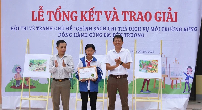 Ban tổ chức trao giải Nhất cho em Lường Minh Thư, học sinh lớp 8 Trường trung học cơ sở Nà Tấu.