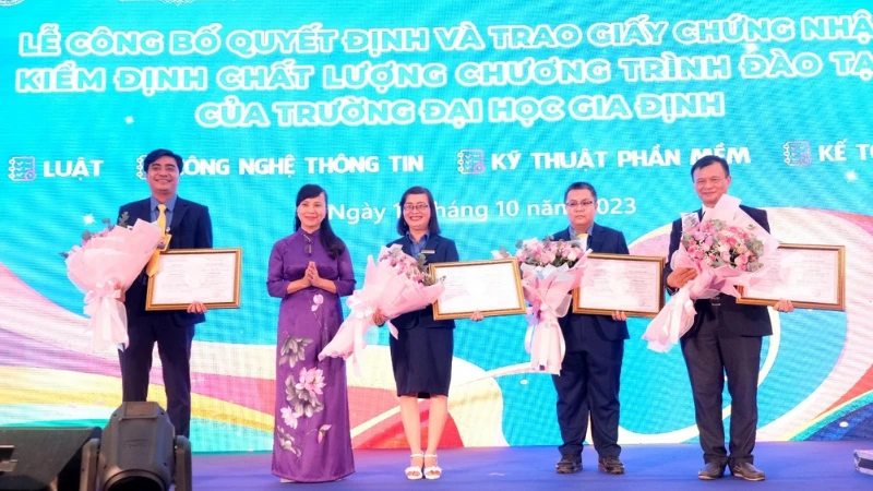 Các thầy cô đón nhận Giấy chứng nhận kiểm định chất lượng chương trình đào tạo.