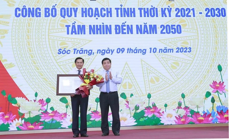 Bộ trưởng Kế hoạch và Đầu tư Nguyễn Chí Dũng trao Quyết định của Thủ tướng Chính phủ phê duyệt Quy hoạch tỉnh Sóc Trăng thời kỳ 2021-2030, tầm nhìn đến năm 2050.