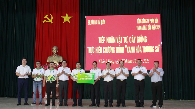 PVFCCo trao biểu trưng tài trợ vật tư và 100.000 cây xanh cho Bộ Tư lệnh Vùng 4 Hải quân.