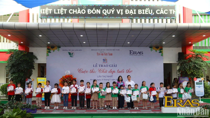 Các học sinh có bài dự thi tốt được biểu dương tại Lễ trao giải Chung kết cuộc thi “Chữ đẹp tuổi thơ”.