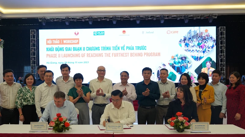 Các tổ chức ký cam kết hỗ trợ cho chương trình “Tiến về phía trước” tại tỉnh Quảng Trị, Hòa Bình và Hà Giang.
