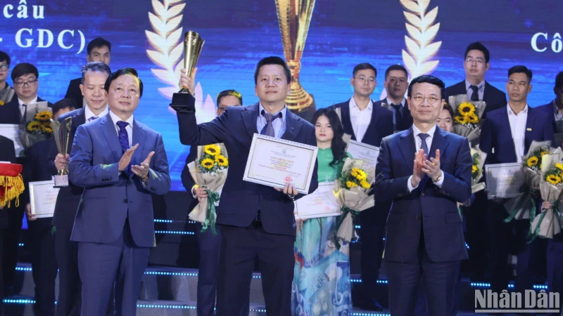Phó Thủ tướng Chính phủ Trần Hồng Hà trao thưởng cho những sản phẩm công nghệ số đoạt giải Vàng.