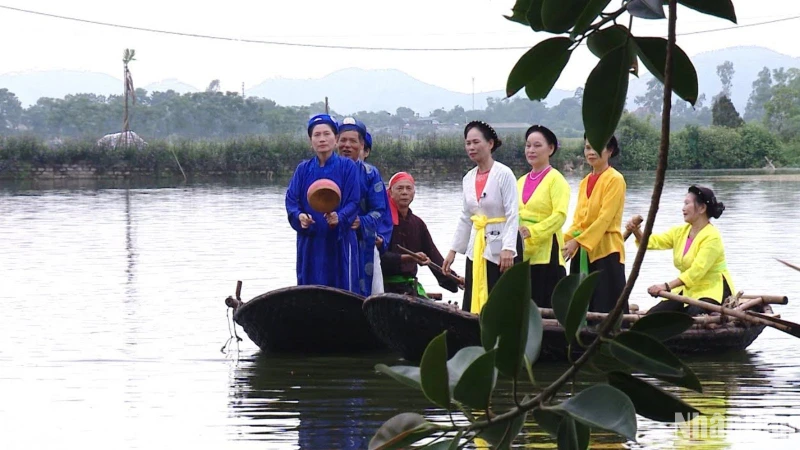 Hát trống quân trên thuyền ở xã Liêm Thuận, huyện Thanh Liêm, tỉnh Hà Nam.