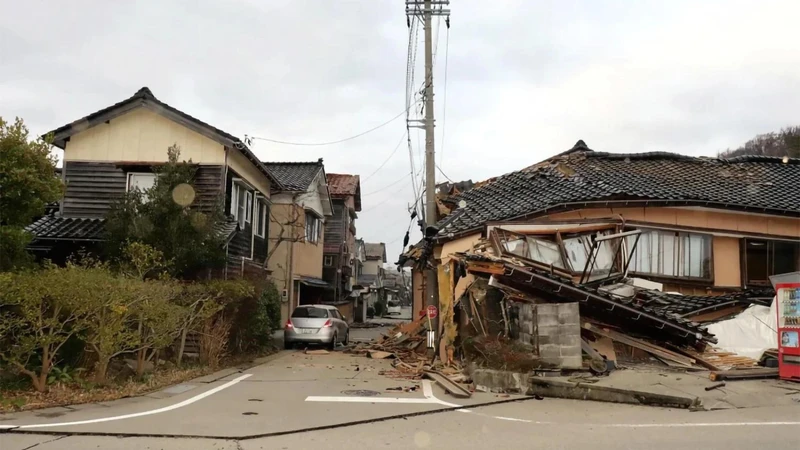 Ngôi nhà tại thành phố Wajima, tỉnh Ishikawa, Nhật Bản bị đổ sập sau động đất. (Ảnh: REUTERS)