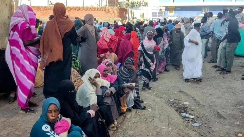 Người dân xếp hàng chờ nhận hàng cứu trợ tại Gedaref, Sudan. (Ảnh: AFP)