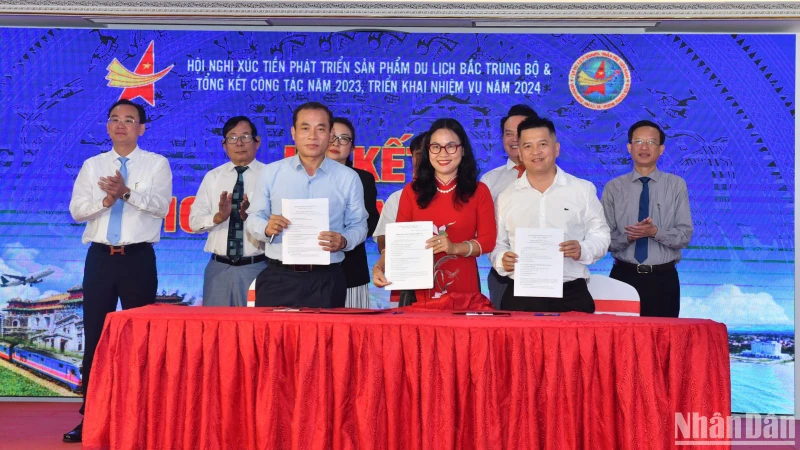 Câu lạc bộ Du lịch doanh nhân trẻ Việt Nam ký kết hợp tác phát triển với các địa phương trên toàn quốc. (Ảnh: ĐĂNG KHOA)
