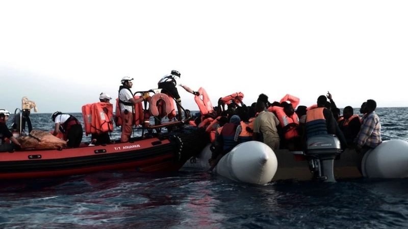 Lực lượng cứu hộ giải cứu người di cư trên vùng biển Địa Trung Hải. Ảnh tư liệu: TTXVN