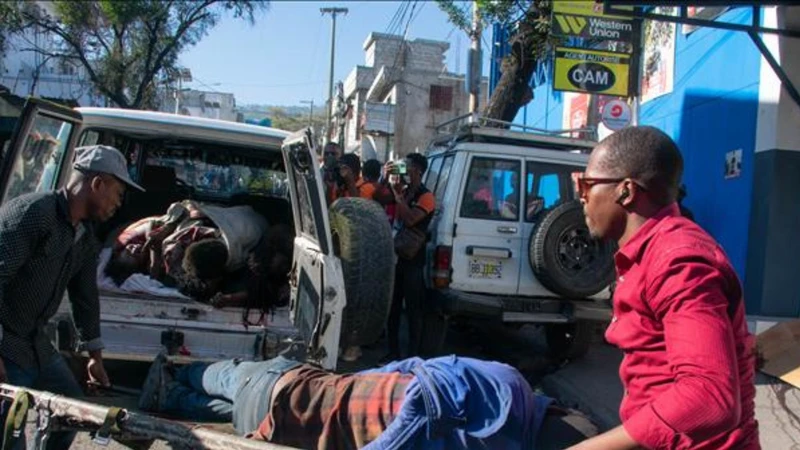 Chuyển thi thể nạn nhân trong một vụ bạo lực băng nhóm ở Pétionville, Port-au-Prince, Haiti, ngày 18/3/2024. Ảnh: TTXVN
