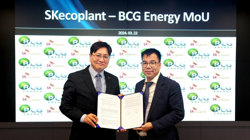 Ông Kim Jeong-hoon, Giám đốc điều hành Bộ phận Kinh doanh giải pháp nhà máy SK Ecoplant và ông Phạm Minh Tuấn, Phó Chủ tịch điều hành thứ 1 của Tập đoàn Bamboo Capital kiêm Tổng Giám đốc BCG Energy ký kết thỏa thuận hợp tác vào ngày 22/3 tại Seoul.