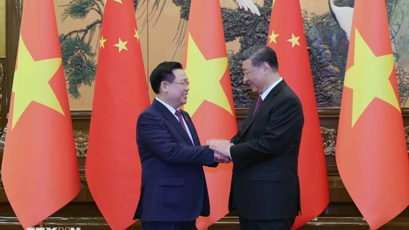 Chủ tịch Quốc hội Vương Đình Huệ hội kiến Tổng Bí thư, Chủ tịch nước Trung Quốc Tập Cận Bình tại Đại lễ đường Nhân dân, Thủ đô Bắc Kinh, Trung Quốc. Ảnh: TTXVN
