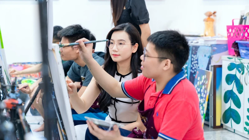 Nhiều năm qua, Lương Giang đã gieo hy vọng cho hàng trăm trẻ tự kỷ qua các dự án hội họa phi lợi nhuận để trẻ được học vẽ hoàn toàn miễn phí.