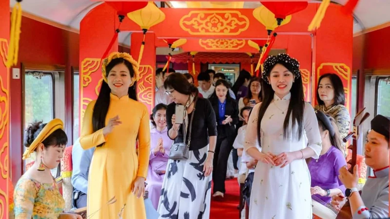 Nhã nhạc Cung đình Huế được biểu diễn trên chuyến tàu “Kết nối di sản miền trung”.