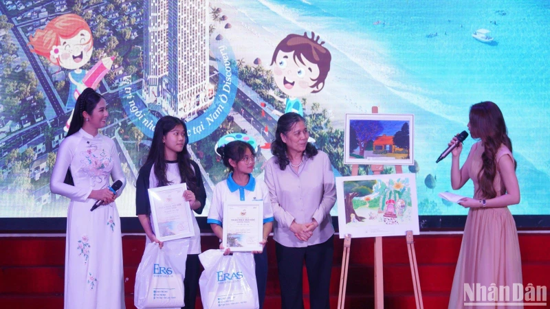 Chủ tịch Hội Bảo vệ quyền trẻ em Việt Nam Nguyễn Thị Thanh Hòa và Hoa hậu Việt Nam 2010 Đặng Ngọc Hân trao giải cho 2 thí sinh nghị lực của cuộc thi.