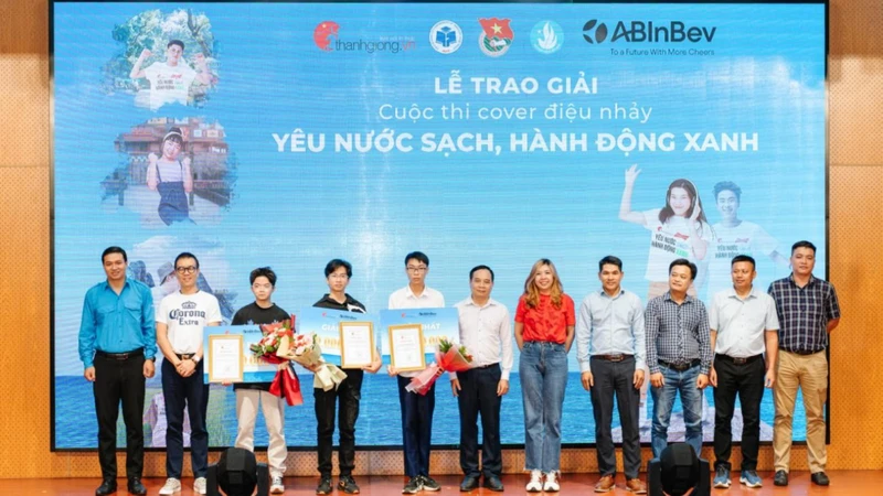 Ông Trương Văn Toàn, Giám đốc Pháp lý và Đối ngoại khu vực Đông Nam Á của AB InBev Việt Nam cùng Ban Tổ chức, khách mời và thí sinh đạt giải chụp hình lưu niệm.