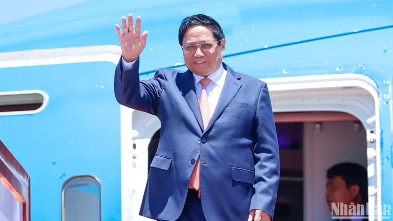 Thủ tướng Phạm Minh Chính tới sân bay quốc tế Chu Thủy Tử ở thành phố Đại Liên, tỉnh Liêu Ninh, Trung Quốc.