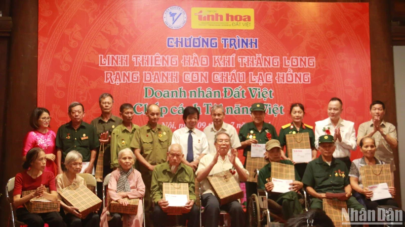 Ban Tổ chức chương trình đã trao nhiều phần quà tri ân cho các Bà mẹ Việt Nam Anh hùng và cựu tù chính trị. 