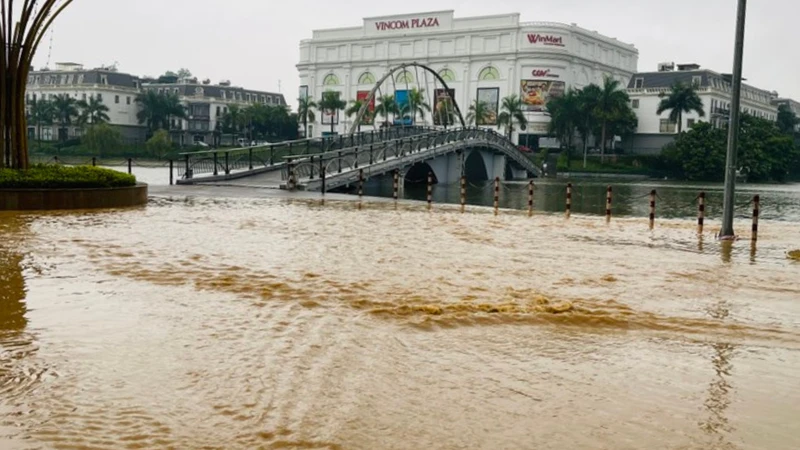 Sau bão Yagi, nước sông Hồng tràn vào cô lập khu vực phường Nguyễn Thái Học, thành phố Yên Bái. (Ảnh: THANH SƠN)