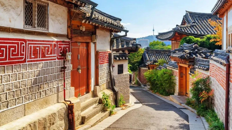 Với kiến ​​trúc cổ kính, làng Bukchon được là ngôi làng cổ đẹp nhất Seoul hiện nay. (Ảnh: Traveloka)