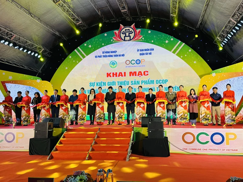 Các đại biểu cắt băng khai mạc sự kiện giới thiệu sản phẩm OCOP gắn với văn hóa các tỉnh miền trung và Tây Nguyên tại phố đi bộ Trịnh Công Sơn (Hà Nội).