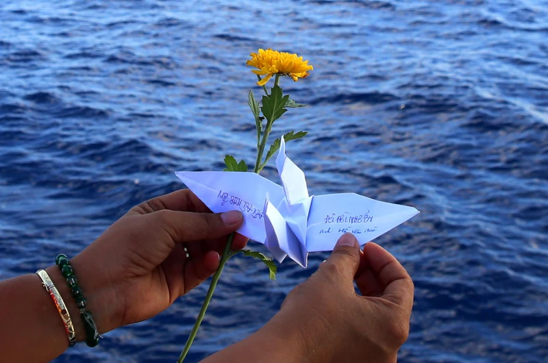 Thả hạc giấy trong Lễ tưởng niệm các Anh hùng, liệt sĩ hy sinh ở quần đảo Trường Sa. Ảnh: Trần Thành