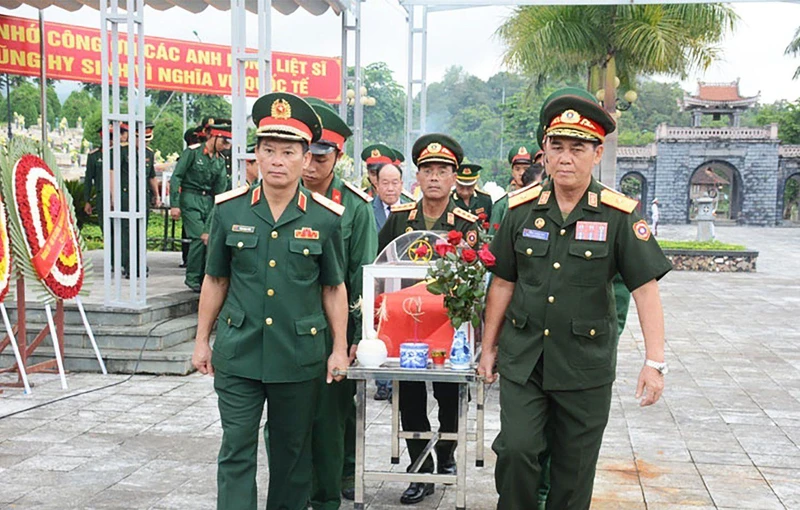 Lễ truy điệu và an táng hài cốt liệt sĩ quân tình nguyện Việt Nam hy sinh tại nước Cộng hòa Dân chủ nhân dân Lào tại Nghĩa trang Liệt sĩ Tông Khao, tỉnh Điện Biên. Ảnh: Hà Khánh
