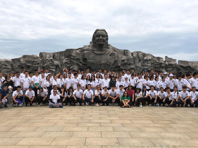 150 thanh thiếu niên kiều bào từ 28 quốc gia và vùng lãnh thổ tới thăm quần thể tượng đài Bà mẹ Việt Nam Anh hùng (Tam Kỳ, Quảng Nam), năm 2019. Ảnh: Đỗ Trưởng