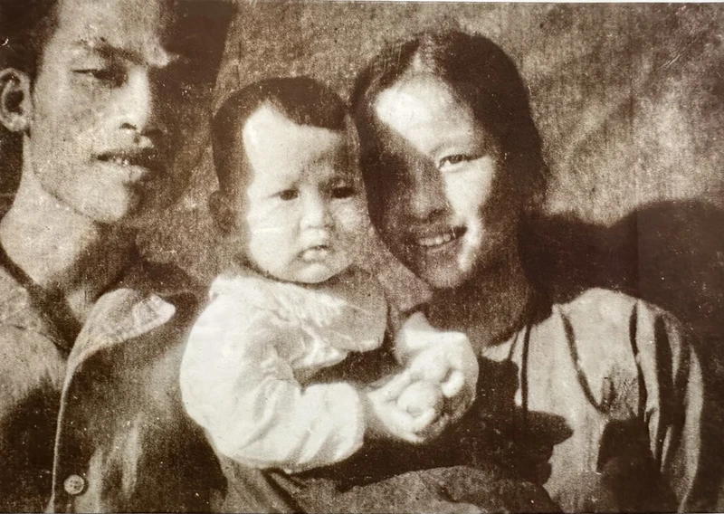 Đồng chí Hoàng Minh Đạo và vợ Hoàng Minh Phụng cùng con gái Minh Vân tại chiến khu Việt Bắc, Đại Từ, Thái Nguyên, năm 1947. Ảnh tư liệu