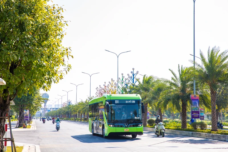 Để lộ trình "xanh hóa xe buýt" khả thi không chỉ cần nỗ lực của một vài doanh nghiệp mà còn đòi hỏi sự hoàn thiện của cơ sở hạ tầng hỗ trợ. Ảnh: VinGroup
