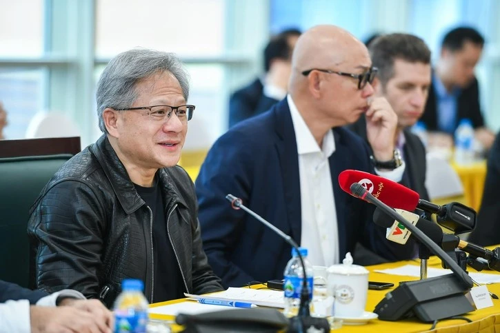 Ông Jensen Huang, Chủ tịch Tập đoàn công nghệ đa quốc gia Nvidia chia sẻ tại Tọa đàm. 