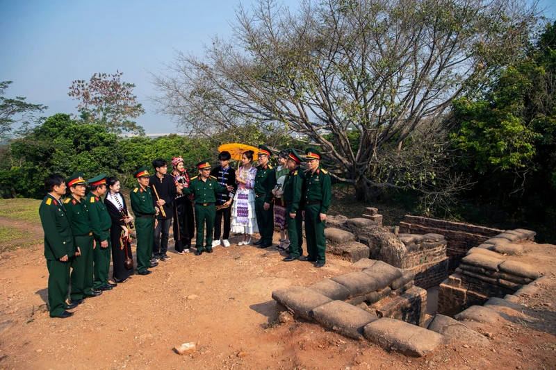 Học sinh tham quan di tích đồi A1, điểm nhấn quan trọng trong quần thể di tích lịch sử Điện Biên Phủ, nằm ở phường Mường Thanh, thành phố Điện Biên Phủ. Ảnh Thành Đạt