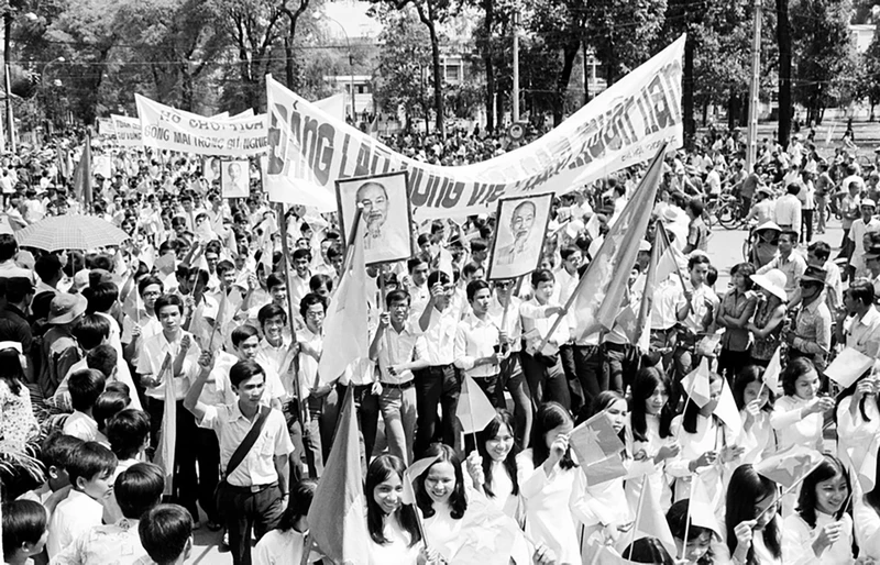 Nhân dân Sài Gòn diễu hành mừng thành phố được giải phóng (ngày 15/5/1975). Ảnh: Tư liệu TTXVN