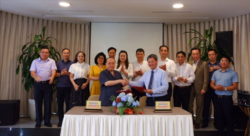 Lễ ký kết bản thỏa thuận hợp tác giữa Hiệp hội Doanh nghiệp thành phố Hà Nội (HBA), Hiệp hội Phát triển hàng tiêu dùng Việt Nam (VACOD, và Học viện Khoa học, Công nghệ và Đổi mới sáng tạo (VISTI). Nguồn: HBA