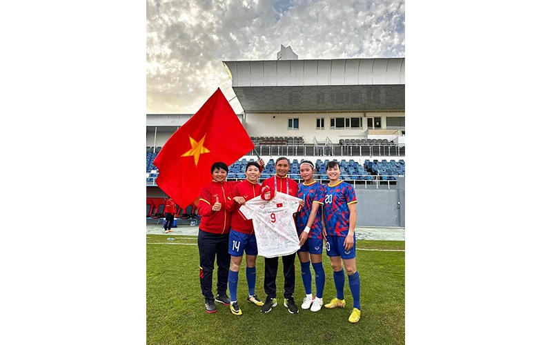 Huấn luyện viên Mai Đức Chung tiếp tục gắn bó với bóng đá nữ Việt Nam.
