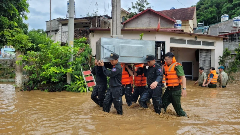 Bộ Chỉ huy Quân sự tỉnh Sơn La và các lực lượng cứu hộ cứu nạn huy động gần 400 cán bộ chiến sỹ hỗ trợ nhân dân di dời người, sơ tán tài sản, khắc phục hậu quả do mưa lũ gây ra tại thành phố Sơn La chiều 24/7/2024. Nguồn ảnh: Báo TN&MT.