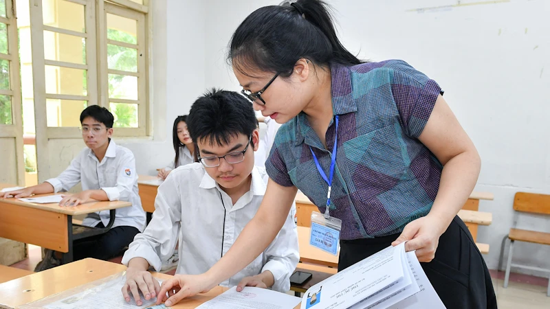 Thí sinh làm thủ tục dự thi tốt nghiệp trung học phổ thông năm 2023 tại Hà Nội. (Ảnh: Thành Đạt)