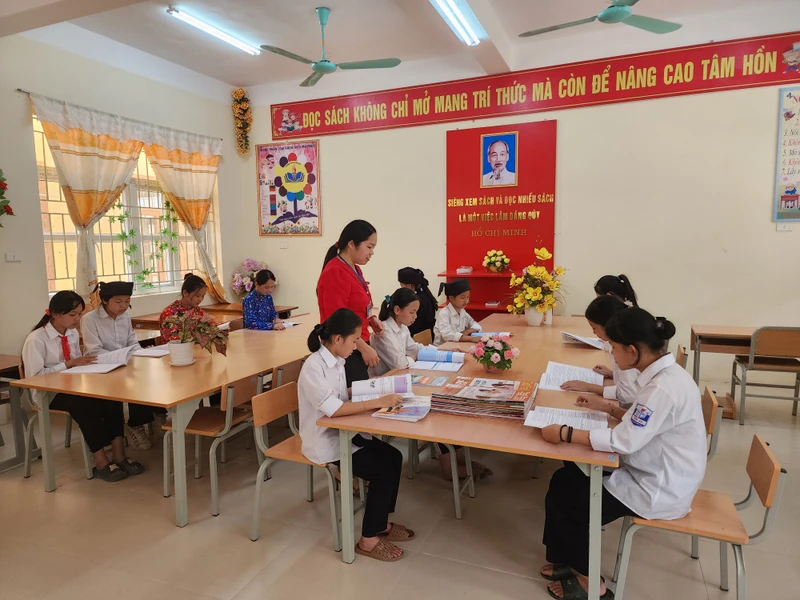 Giờ đọc sách ở thư viện của học sinh Trường phổ thông dân tộc bán trú trung học cơ sở Thiện Hòa (Bình Gia, Lạng Sơn).