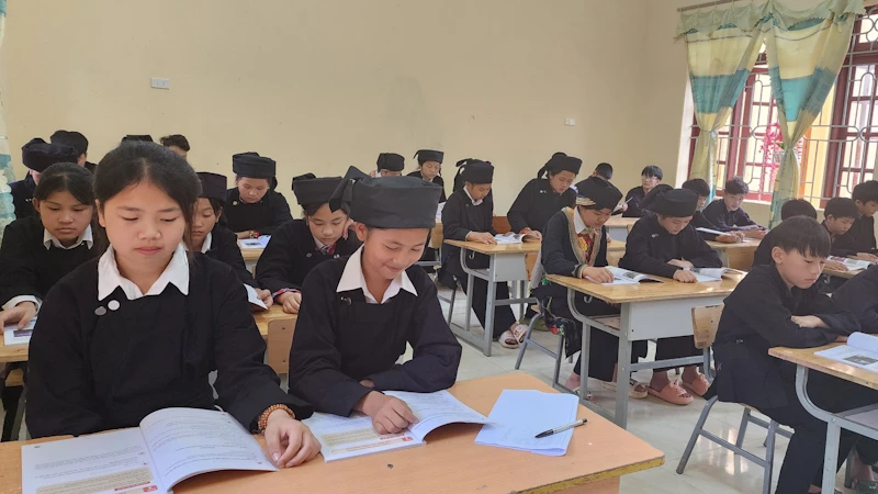 Giờ học của học sinh Trường phổ thông dân tộc bán trú trung học cơ sở Thiện Hòa (Bình Gia, Lạng Sơn).