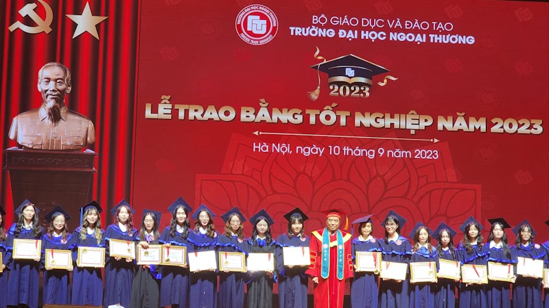 Trường đại học Ngoại thương tuyên dương các Thủ khoa tốt nghiệp xuất sắc.