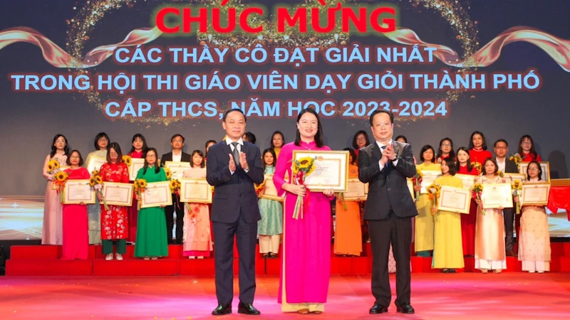 Lãnh đạo Sở Giáo dục và Đào tạo Hà Nội trao thưởng giáo viên đoạt giải Nhất.