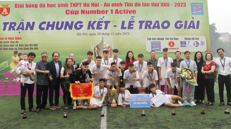 Trường trung học phổ thông Phan Huy Chú-Thạch Thất đã bảo vệ thành công ngôi vô địch.