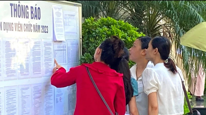 Thí sinh xem thông tin tuyển dụng viên chức tại Hà Nội.
