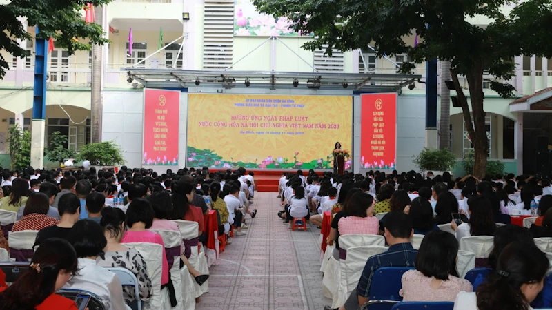 Phòng Giáo dục và Đào tạo quận Ba Đình tổ chức chương trình hưởng ứng "Ngày pháp luật năm 2023" cho cán bộ, giáo viên, học sinh.