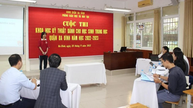 Học sinh quận Ba Đình trình bày dự án tham dự cuộc thi khoa, học kỹ thuật cấp quận.