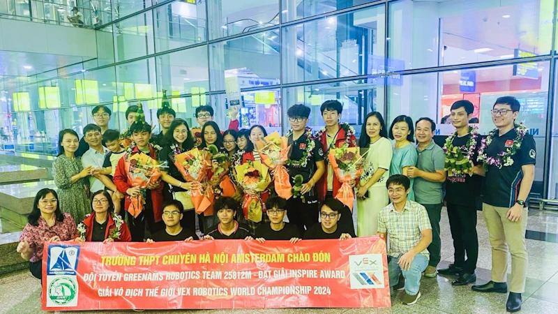 Đội tuyển GreenAms Robotics Team, Trường THPT chuyên Hà Nội-Amsterdam trở về với sự chào đón nồng nhiệt của thầy, cô giáo, học sinh và gia đình tại Sân bay Nội Bài.