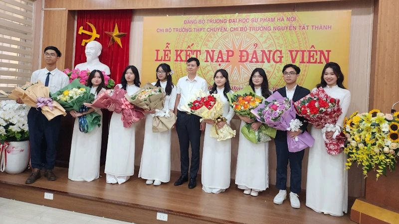 Ban tổ chức chúc mừng 8 đảng viên trẻ.