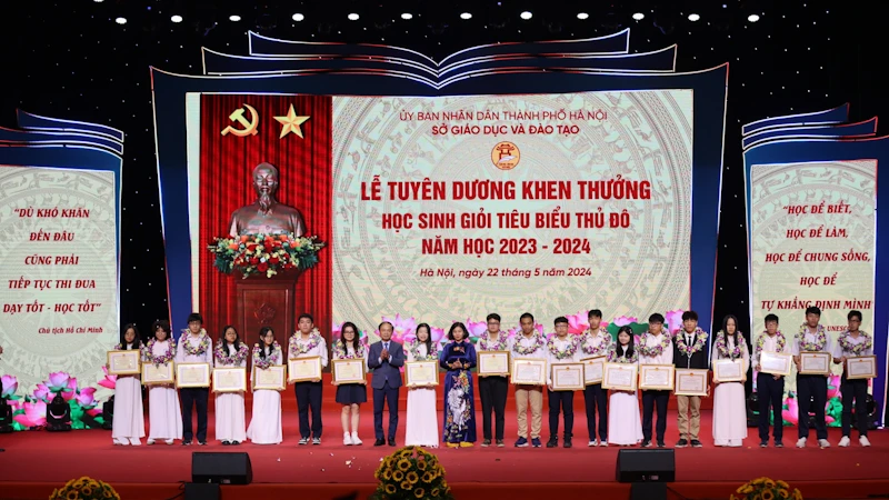 Học sinh Thủ đô nhận Bằng khen UBND thành phố Hà Nội. (Ảnh: Thanh Tùng)