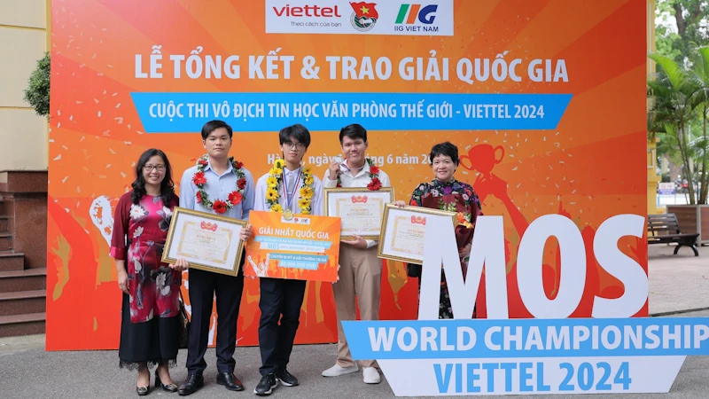 Các học sinh đoạt giải cấp quốc gia nhận Bằng khen của Trung ương Đoàn Thanh niên Cộng sản Hồ Chí Minh.