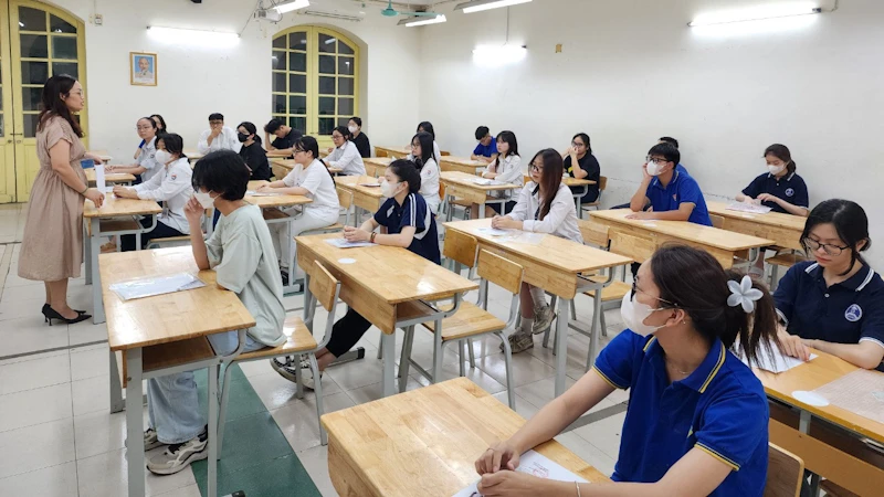 Thí sinh làm thủ tục dự thi, nghe phổ biến quy chế thi tại điểm thi Trường THPT Việt Đức.