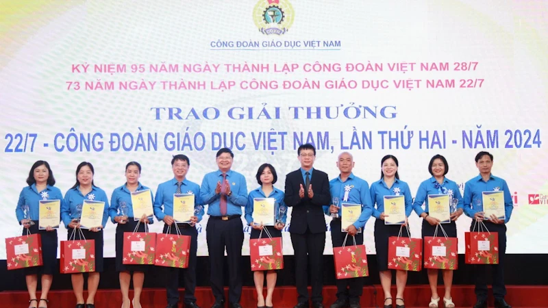 Các nhà giáo vinh dự nhận giải thưởng 22/7-Công đoàn Giáo dục Việt Nam.